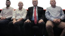 שר הביטחון בכנס המטה הלאומי ללוחמה כלכלית בטרור לצד ראש השב"כ וראש המוסד, ראש ה’מט״ל‘ הנכנס | צילום: משרד הביטחון | עיבוד: Gemini Google | עיצוב: שולי סונגו©