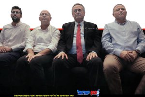 שר הביטחון בכנס המטה הלאומי ללוחמה כלכלית בטרור לצד ראש השב"כ וראש המוסד, ראש ה’מט״ל‘ הנכנס | צילום: משרד הביטחון | עיבוד: Gemini Google | עיצוב: שולי סונגו©
