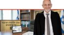 נציב תלונות הציבור על שופטים, השופט כב' לשעבר (בְּדִימוֹס) אשר קולה, מותח על תופעה הולכת ותרחבת של "מתלוננים ציבוריים" | הדמייה | עיבוד: Gemini Google | עיצוב: שולי סונגו©