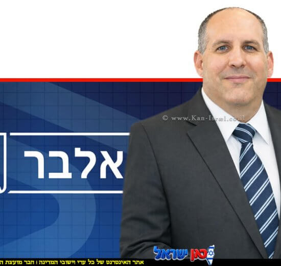 ינון עמית מנכ"ל וחבר הנהלה לשעבר של חברת אלבר ברקע: לוגו אלבר | עיבוד: Gemini Google | עיצוב: שולי סונגו©