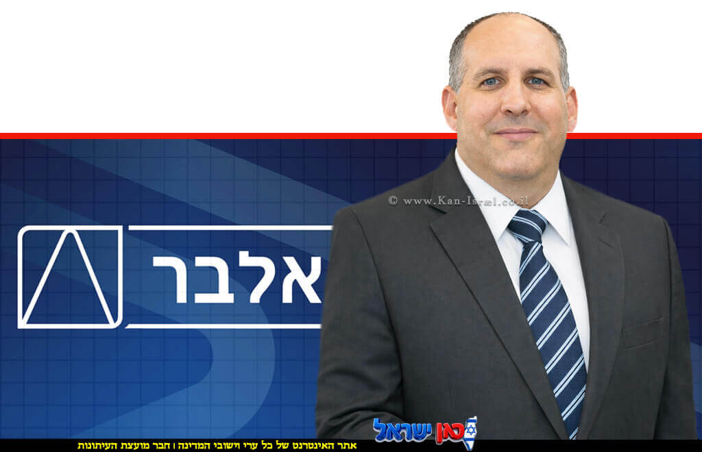 ינון עמית מנכ"ל וחבר הנהלה לשעבר של חברת אלבר ברקע: לוגו אלבר | עיבוד: Gemini Google | עיצוב: שולי סונגו© 