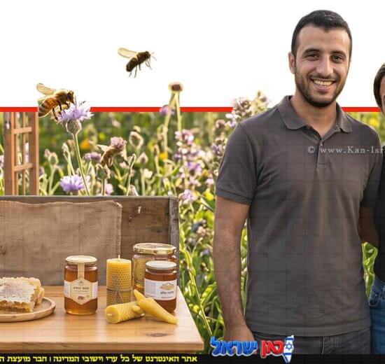 זוג צרכנים עם צנצנת דבש מוזהבת לצד כפפת עץ ייעודית לדבש ותפוחים אדומים על שולחן עץ כפרי | עיבוד: Gemini Google | עיצוב: שולי סונגו©