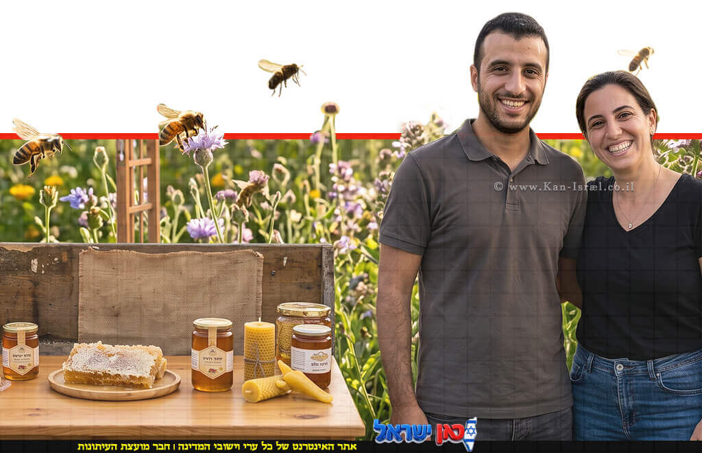 זוג צרכנים עם צנצנת דבש מוזהבת לצד כפפת עץ ייעודית לדבש ותפוחים אדומים על שולחן עץ כפרי | עיבוד: Gemini Google | עיצוב: שולי סונגו©