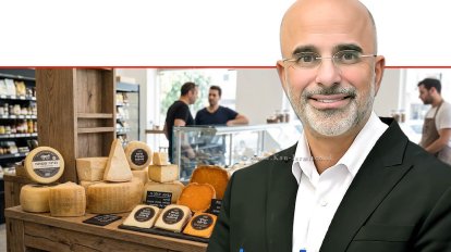 דני טל, יו"ר ועדת המכסות במשרד הכלכלה והתעשייה. רקע - מבחר גבינות | עיבוד: Gemini Google | עיצוב: שולי סונגו©