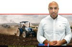 אורן לביא מנכל משרד החקלאות טרקטור עובד בשדה באופק לולים או חממות עם סימנים קלים של פגיעה או עשן מרוחק | עיבוד: Gemini Google | עיצוב: שולי סונגו©