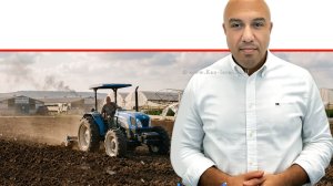 אורן לביא מנכל משרד החקלאות טרקטור עובד בשדה באופק לולים או חממות עם סימנים קלים של פגיעה או עשן מרוחק | עיבוד: Gemini Google | עיצוב: שולי סונגו©
