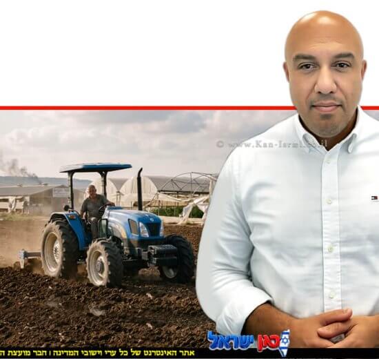 אורן לביא מנכל משרד החקלאות טרקטור עובד בשדה באופק לולים או חממות עם סימנים קלים של פגיעה או עשן מרוחק | עיבוד: Gemini Google | עיצוב: שולי סונגו©
