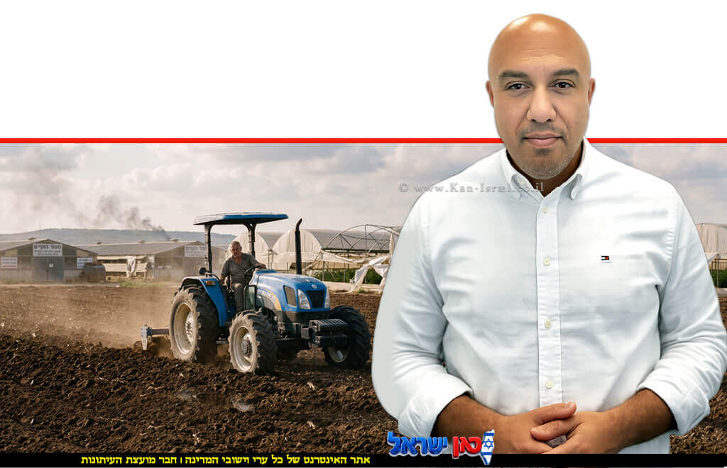 אורן לביא מנכל משרד החקלאות טרקטור עובד בשדה באופק לולים או חממות עם סימנים קלים של פגיעה או עשן מרוחק | עיבוד: Gemini Google | עיצוב: שולי סונגו© אורן לביא מנכל משרד החקלאות טרקטור עובד בשדה באופק לולים או חממות עם סימנים קלים של פגיעה או עשן מרוחק | עיבוד: Gemini Google | עיצוב: שולי סונגו©