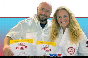 שלי ורומן פלדמן מהעיר רחובות במד"א, משמרים זוגיות מוצלחת ומלאת משמעות | צילום פרטי | עיבוד: Gemini Google | עיצוב: שולי סונגו©