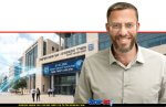 יהודה אליהו, ראש רשות מקרקעי ישראל ברקע: בית משפט לצד תוכניות בנייה אדריכליות ומסך מחשב המציג מערכת דיגיטלית מתקדמת | עיבוד: Gemini Google | עיצוב: שולי סונגו©