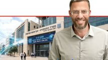 יהודה אליהו, ראש רשות מקרקעי ישראל ברקע: בית משפט לצד תוכניות בנייה אדריכליות ומסך מחשב המציג מערכת דיגיטלית מתקדמת | עיבוד: Gemini Google | עיצוב: שולי סונגו©