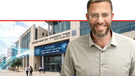 יהודה אליהו, ראש רשות מקרקעי ישראל ברקע: בית משפט לצד תוכניות בנייה אדריכליות ומסך מחשב המציג מערכת דיגיטלית מתקדמת | עיבוד: Gemini Google | עיצוב: שולי סונגו©