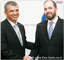 השר אריאל אטיאס, העביר התפקיד לשר התקשורת הנכנס, משה כחלון