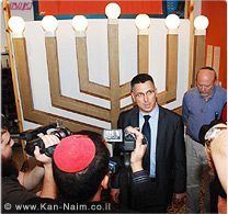 שר החינוך גדעון סער במוזיאון גוש קטיף: 