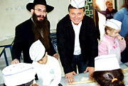 חיים אביטן ראש העיר חדרה ביקר במאפית המצות של חב
