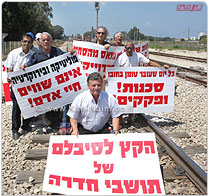 תושבי חדרה וראש העיר הפגינו ושיבשו את תנועת הרכבות במדינה