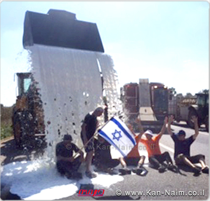 חקלאי ישראל, חסמו עשרות צמתים ברחבי הארץ עם טרקטורים, חציר ושפכו חלב חקלאי ישראל, חסמו עשרות צמתים ברחבי הארץ עם טרקטורים, חציר ושפכו חלב