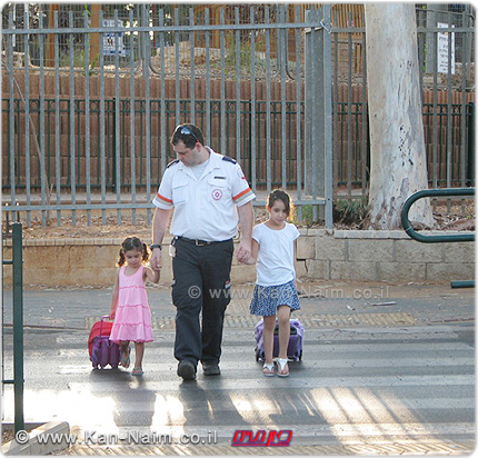 חוצים את הכביש בזהירות בדרך לבית ספר | צילום: דוברות מדא | עיבוד צילום: שולי סונגו