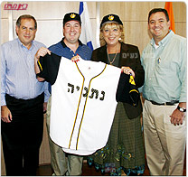 ראש עיריית נתניה נפגשה עם קבוצת המשקיעים ובעלי קבוצת – 