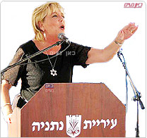 מרים פיירברג ראש עיריית נתניה; בבית יהושוע ממהרים לתפור חליפות...