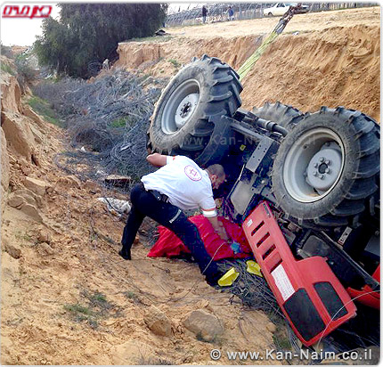 נהג טרקטור, נהרג בהתהפכות ליד חלוצית, בן 24, נפצע בינוני בהתהפכות ליד מושב עמיקם 