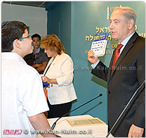 ראש הממשלה ושרת התרבות, העניקו תעודות הוקרה לילדים לשיאני הקריאה בספריות